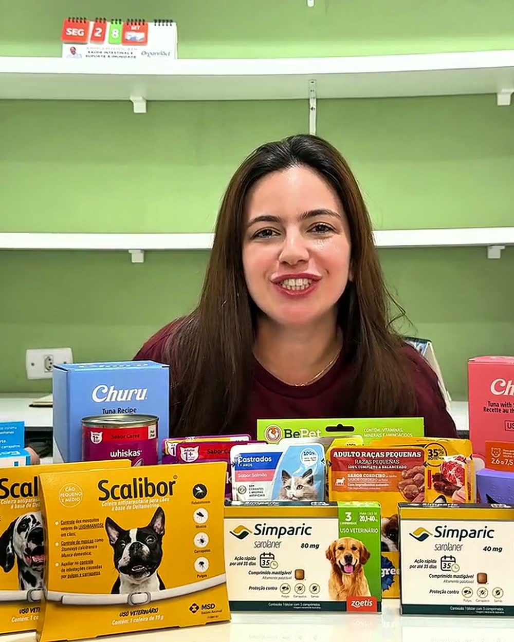 Laura, da Casa dos Fazendeiros, com os produtos da loja